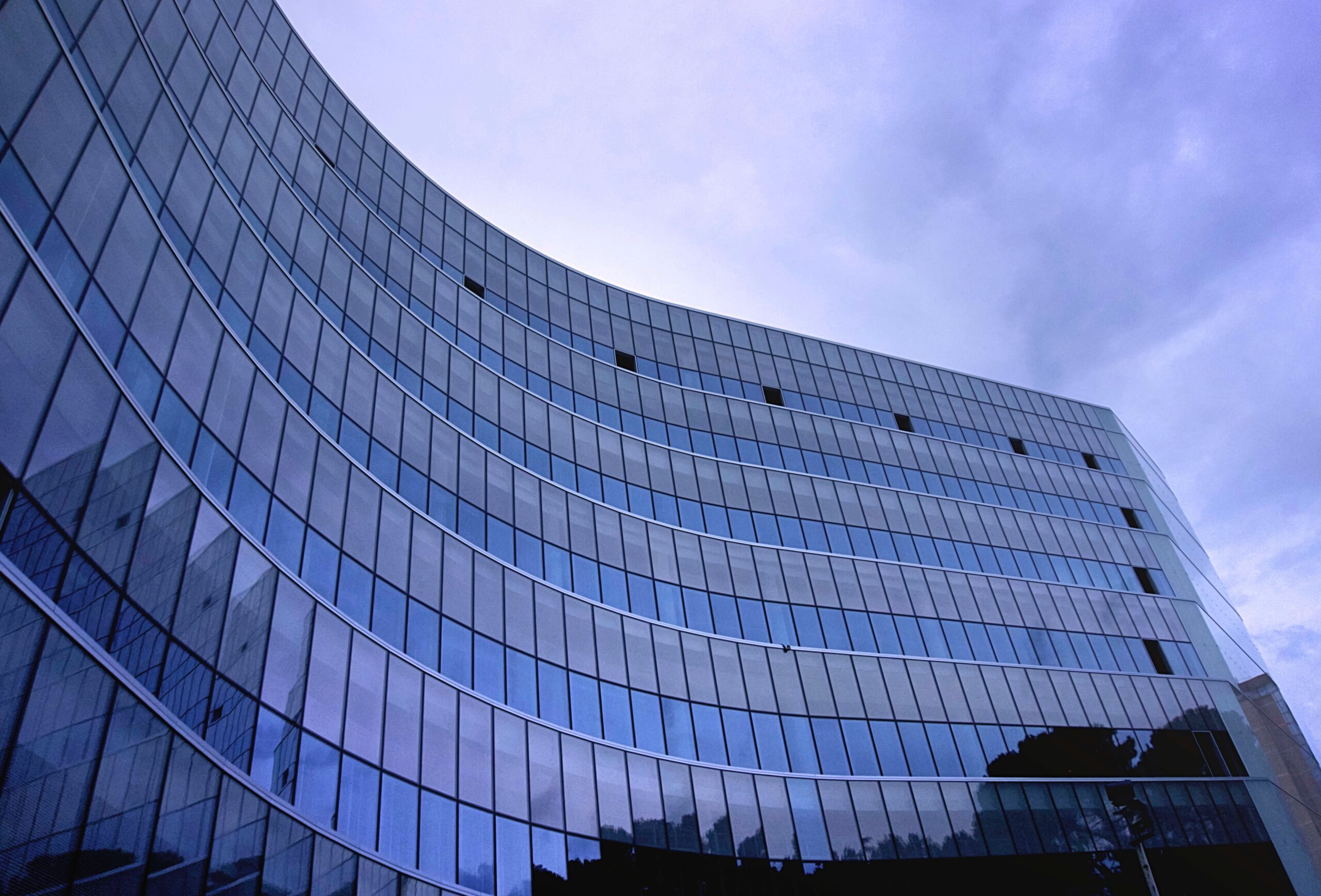 https://overwater-nieuw.onest-dev.nl/wp-content/uploads/2019/11/fish-eye-view-photo-of-glass-high-story-building-over-white-188035-scaled.jpg